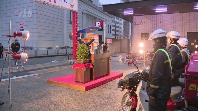 「１２０％の笑顔でお届けしましょう」　年賀状の配達出発式　|　福岡のニュース｜RKB NEWS｜RKB毎日放送