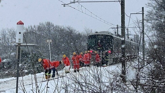 【速報】踏切で車がスタック 非常ボタン間に合わず列車と衝突 JR七尾線・横山駅近く けが人なし|TBS NEWS DIG