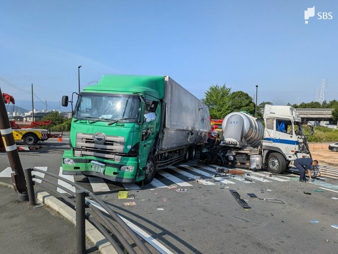 国道246号でトラックとトレーラーの衝突事故、2人けが 車が交差点をふさぎ現場付近は通行止め＝静岡・長泉町|TBS NEWS DIG
