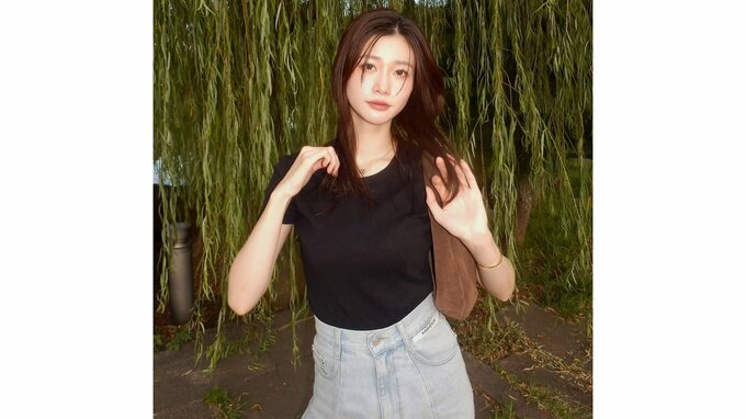 【 生見愛瑠 】 「昨日食べすぎて歩いた」　緑豊かな公園散策　黒Tシャツ×デニムのオフショットを披露|TBS NEWS DIG