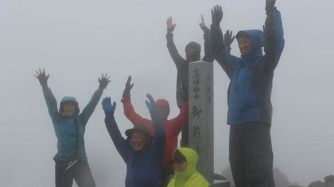 「雨ニモマケズ」白山登山 ご来光はなくとも広がる絶景に夏山開きの登山客は大満足 　|　石川県のニュース｜MRO北陸放送