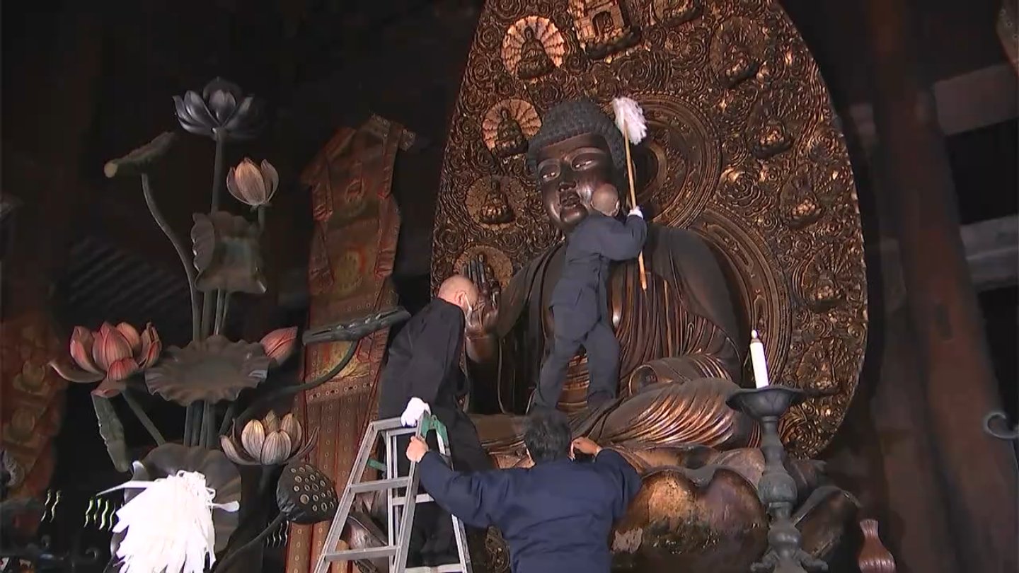心の塵＝煩悩を払おう」善通寺の薬師如来が一年の埃を払う”お身ぬぐい
