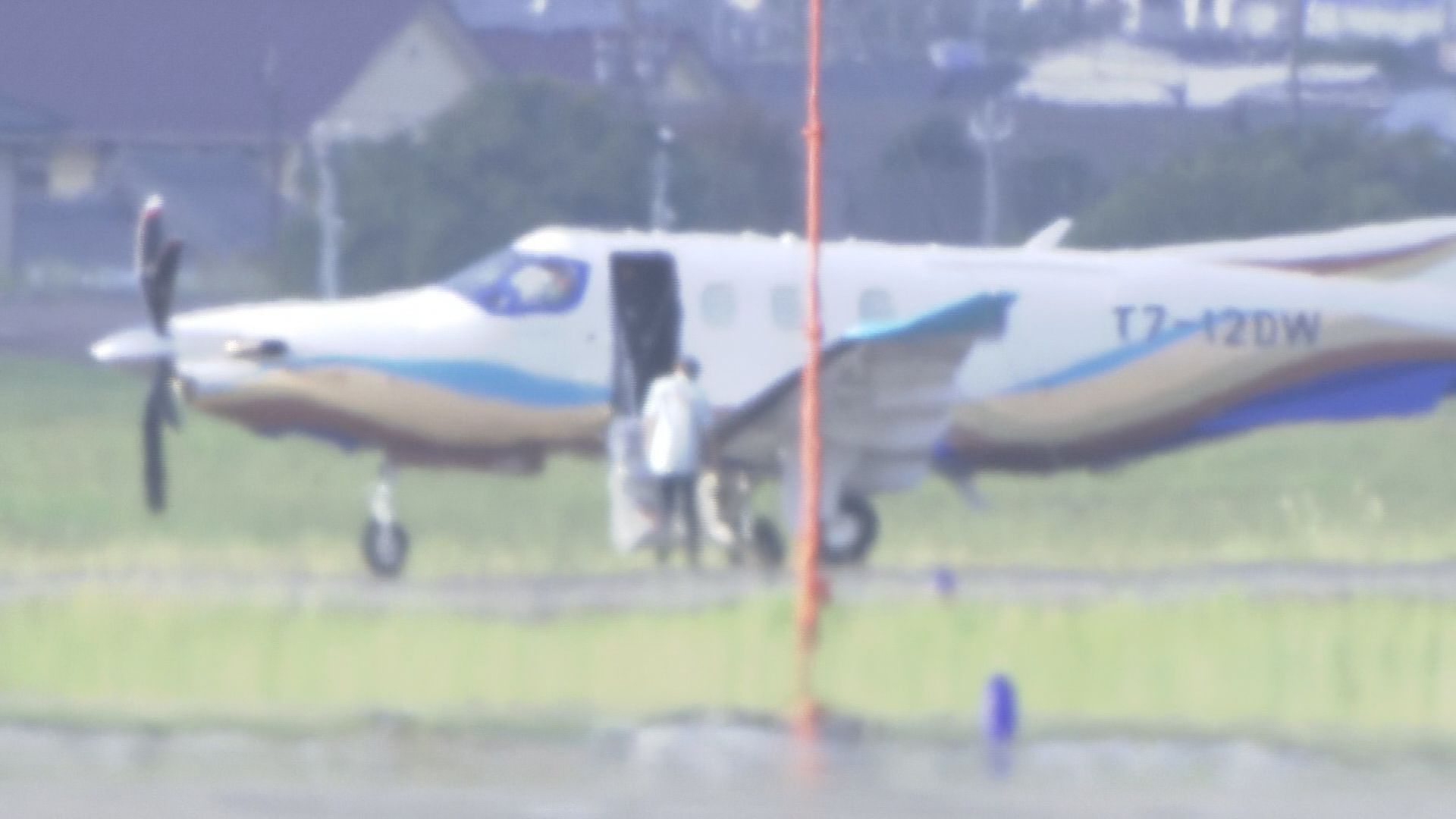 空港で小型機が立ち往生 滑走路が一時閉鎖… 遅れや目的地変更も 原因は