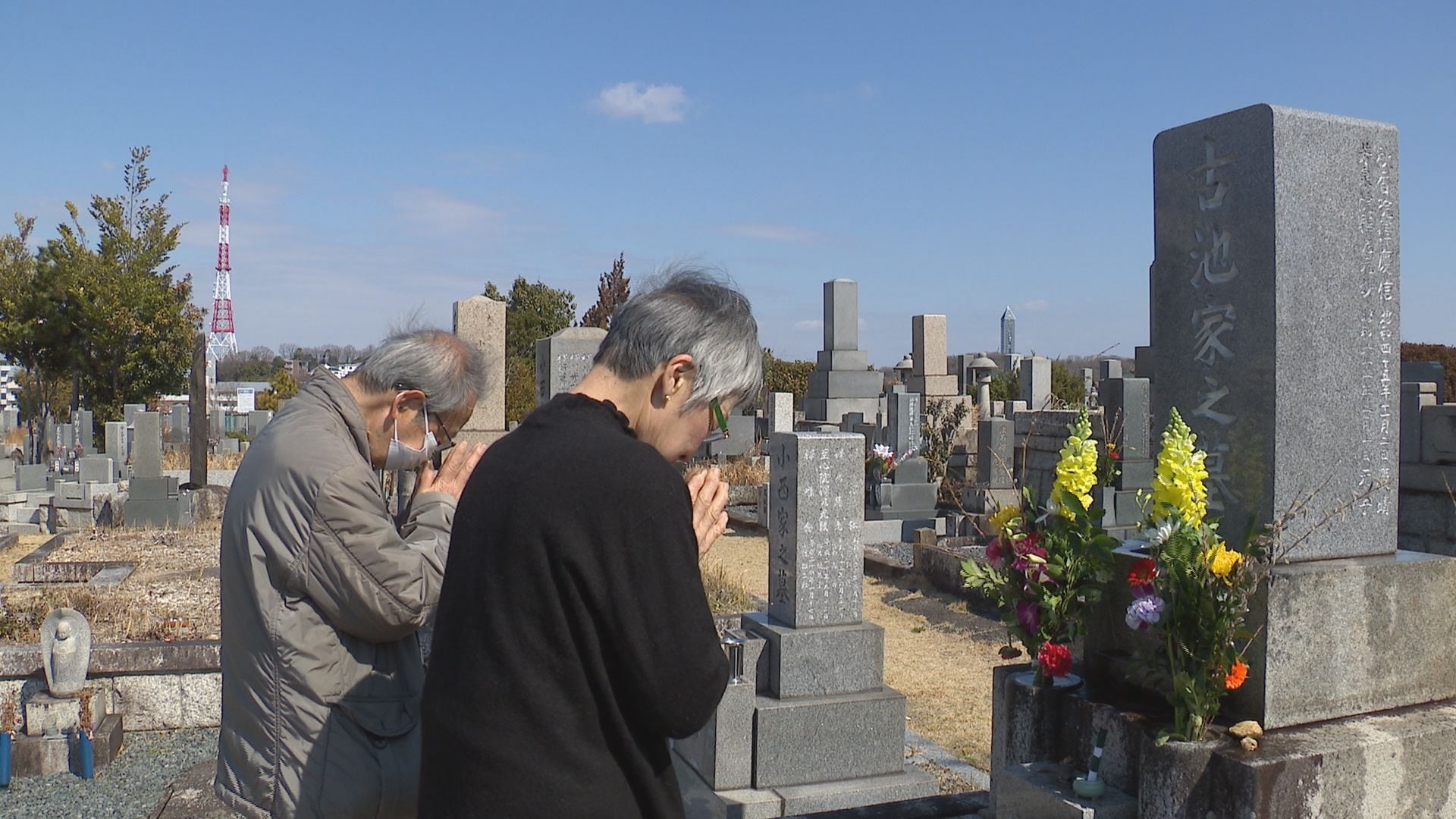 彼岸の中日に大勢の家族連れらが墓参り  墓石を清め線香や花を供えて先祖の霊を慰める  名古屋・天白区の八事霊園