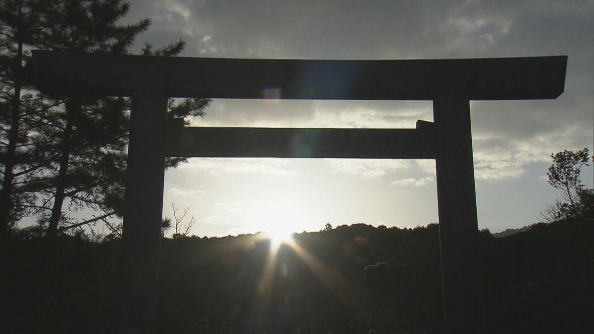伊勢神宮内宮 大鳥居の中央から初日の出 凍てつく寒さの中 荘厳な