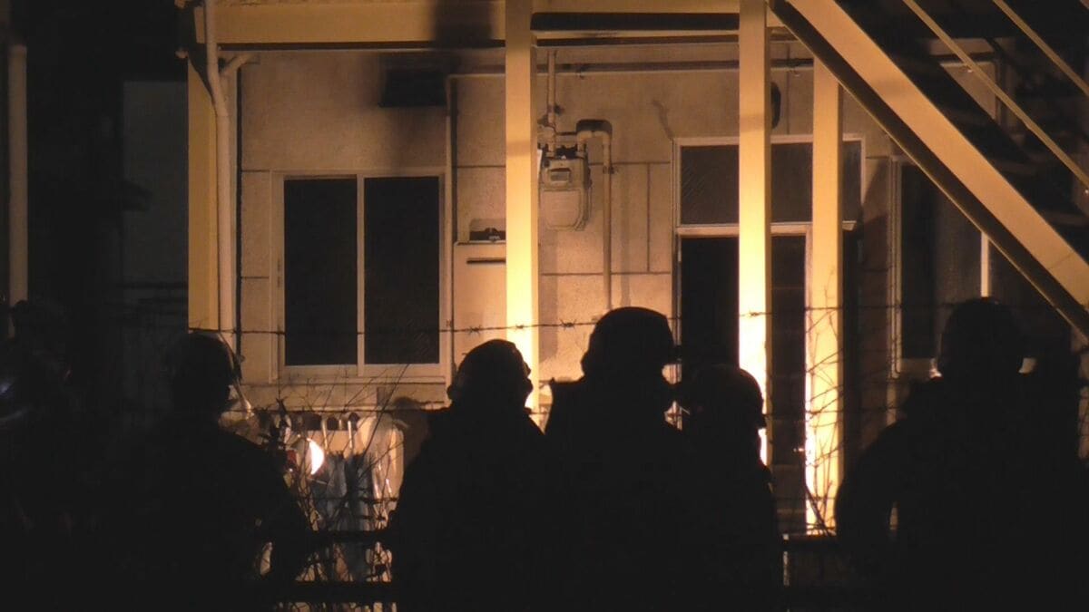 「1階から火が見える」夜のアパートで火事、住人男性が煙吸って搬送　鹿児島市東谷山