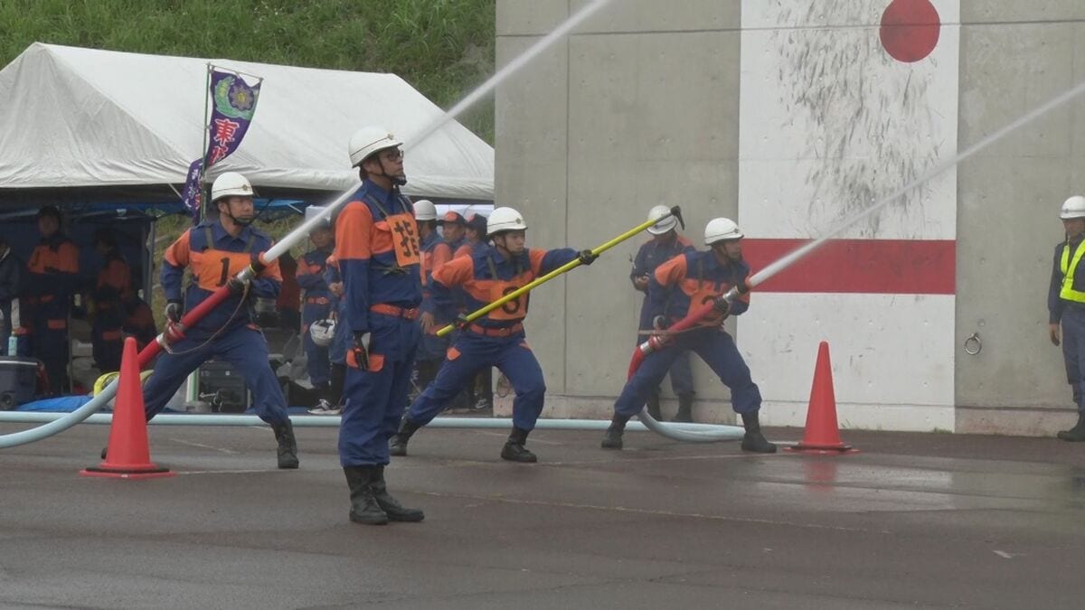 消防団員がホースを担いで走る走る！ 「県消防操法大会」で技術競う