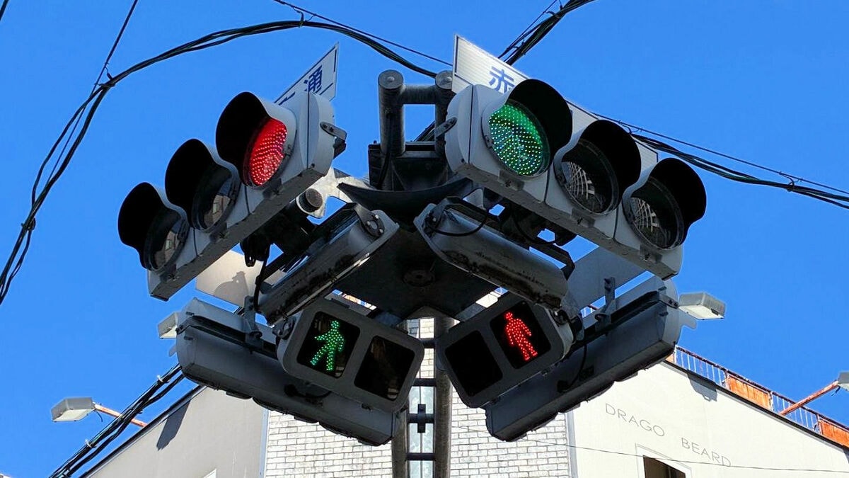 名古屋の街に浮かぶ“UFO”？ 日本唯一の「激レア信号機」はなぜ大須の街