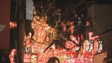 福野夜高祭「引き合い」 行燈を壊す若連中の気迫あふれる姿…夜の街の熱気は最高潮 富山・南砺市 | 富山のニュース|天気・防災|チューリップテレビ