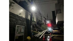 【台風25号】「住宅の基礎が丸見えに…」東京・目黒区で擁壁崩れる 土砂が乗用車を直撃…台風の影響か 中目黒駅から約800メートルの住宅地 警視庁|TBS NEWS DIG