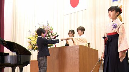 思い出や目標を胸に学び舎に別れ 静岡市内の小学校76校で卒業式 先生や