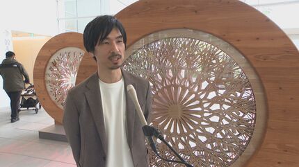 木製円形オブジェ 大分県立美術館に新作お披露目 日田杉が回転する巨大オブジェ OPAM開館