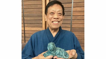 インディゴブルーのライオン」木村玉舟さんが「白備前」に「デニム染料