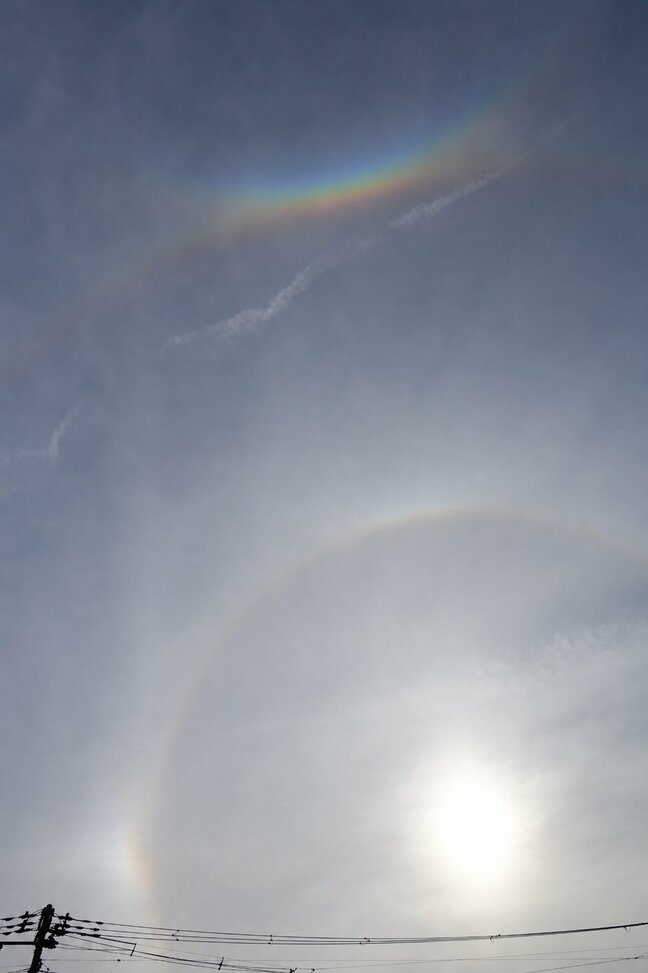空に"逆さの虹"？台風7号＆8号の北側の薄雲＆太陽の光の作用で珍しい「環天頂アーク」見られる　仙台|TBS NEWS DIG