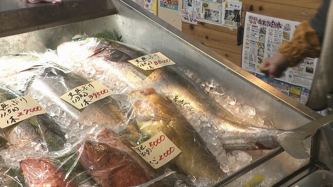カニ、数の子、１８キロのブリも･･･年末年始に向けて食材買い求める人でにぎわう　道の駅萩しーまーと|TBS NEWS DIG