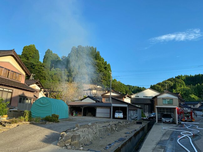 【続報】「1階から火が出ている」氷見市で住宅火災　50代男性が意識なしで搬送　火は約1時間半でほぼ消し止められる　富山|TBS NEWS DIG