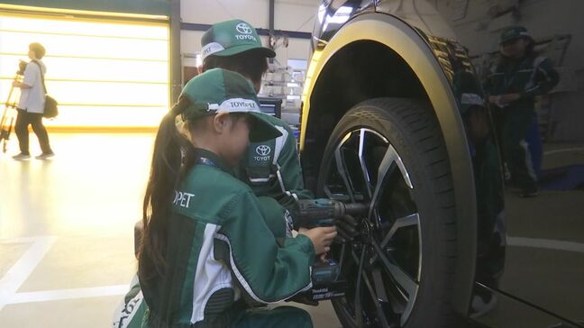 気分は“エンジニア”　つなぎのウェアを着て子どもたちが車の整備を体験|TBS NEWS DIG
