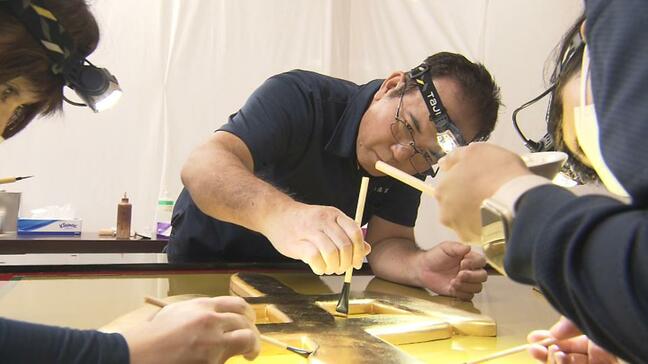 生まれ変わる首里城正殿の “顔” 「扁額」をつくる漆職人は亡き恩師の思いを継ぐ【槌音の先に】|TBS NEWS DIG