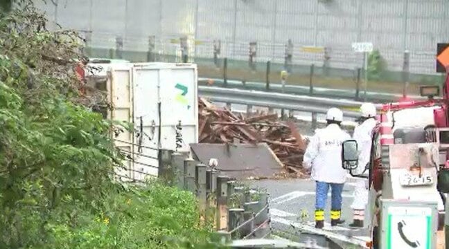 【現場画像あり】「積んでいた廃材が散乱してしまった…」長野・伊那市の中央道上り線でトラック横転…荷台には木材の廃材が積まれる、道路をふさぐように散乱|TBS NEWS DIG