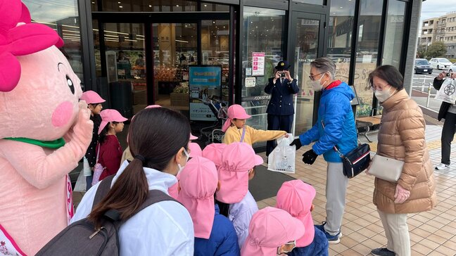 千葉・君津市のショッピングセンターで保育園児が詐欺被害防止を呼びかけ|TBS NEWS DIG