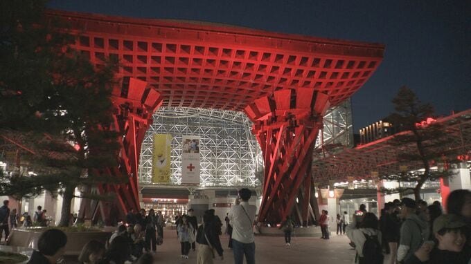 金沢駅の鼓門が“赤十字色”に 学生のプロジェクションマッピングも投影 5月8日まで|TBS NEWS DIG