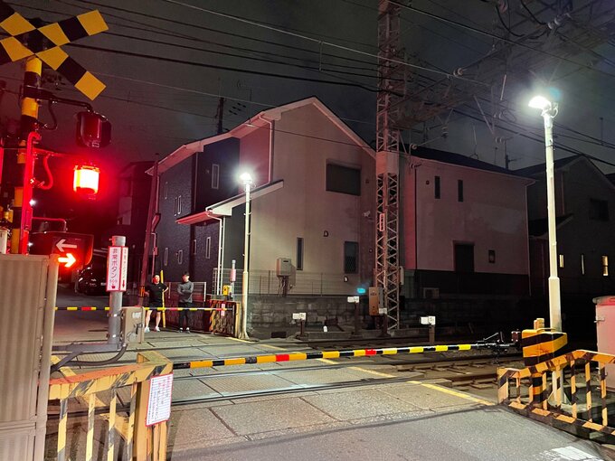 【速報】踏切の遮断機を突っ切ってパトカー追跡の軽乗用車が逃走　トレーラーと衝突し横転　盗難プレート付けていた疑いで軽乗用車運転の男逮捕　京都・伏見区　|　MBSニュース | 関西の最新ニュースを分かりやすく。