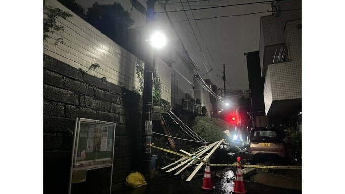 【台風25号】「住宅の基礎が丸見えに…」東京・目黒区でのり面崩れる　土砂が乗用車を直撃…台風の影響か　中目黒駅から約800メートルの住宅地　警視庁|TBS NEWS DIG