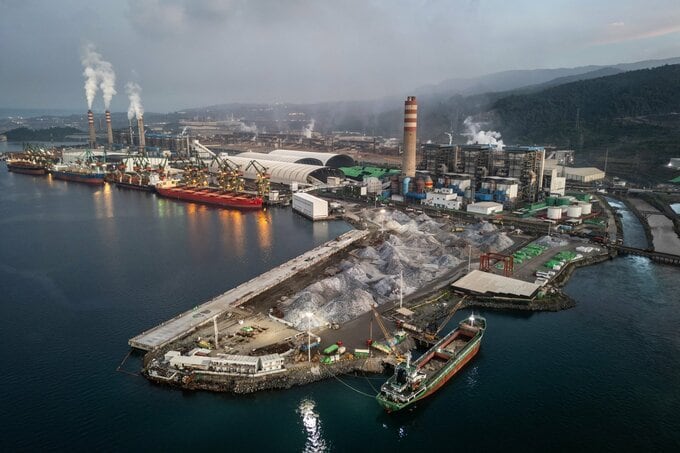 インドネシア政府、世界最大のニッケル鉱山に大幅生産削減を指示