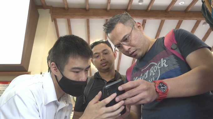 河口湖駅で地元高校生が英語で外国人観光客の案内に挑戦　山梨　|　山梨のニュース | ＵＴＹテレビ山梨