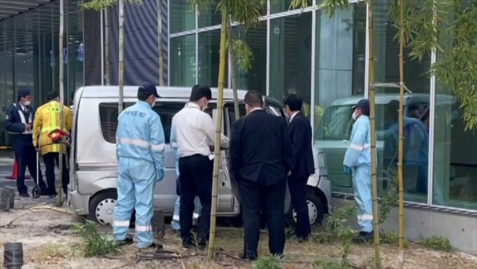 市役所に車が突っ込む　90代男性が運転|TBS NEWS DIG