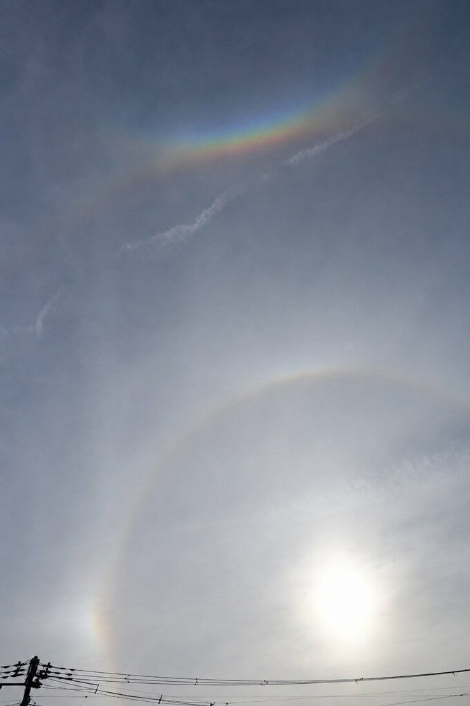 空に"逆さの虹"？台風7号＆8号の北側の薄雲＆太陽の光の作用で珍しい「環天頂アーク」見られる　仙台|TBS NEWS DIG