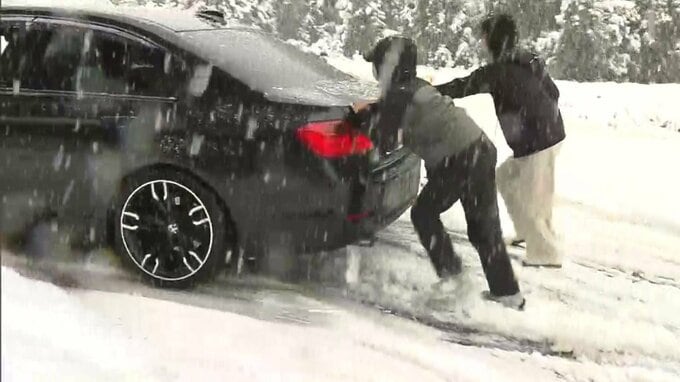 「ノーマルタイヤ… こんなことになるとは。助けてください」山地で積雪　国道で立ち往生も　峠越えは冬用タイヤやチェーンが必要に　各地で雪景色広がる　広島|TBS NEWS DIG