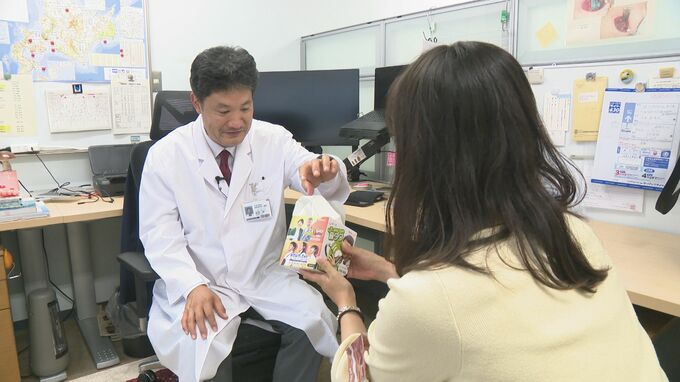 正しい鼻のかみ方を解説する様子