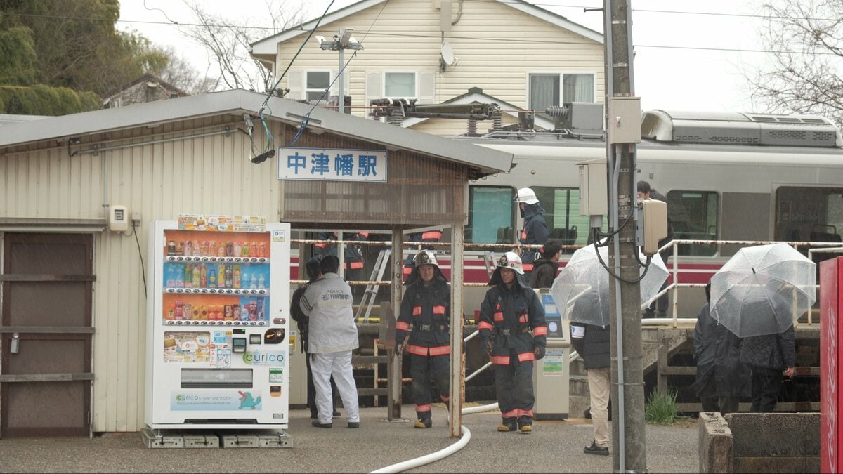 普通列車の屋根から炎と煙 JR七尾線 運転再開は午後6時以降に | 石川県