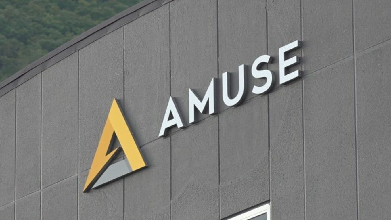 大手芸能事務所「アミューズ」 新本社が山梨県富士河口湖町に完成 地域活性化の取り組みに期待も 山梨のニュース UTYテレビ山梨 大手芸能事務所「アミューズ」 新本社が山梨県富士河口湖町に完成 地域活性化の取り組みに期待も 山梨のニュース UTYテレビ山梨