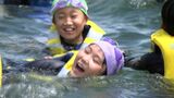「楽しい 冷たい」小学生が海で初泳ぎ さぬき市の景勝地 “津田の松原”で海水浴場の海開き【香川】|TBS NEWS DIG
