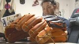 生地が意外!野球グラブを愛する男性が『野球と関係ないところ』で生み出した新グラブに選手も職人も驚いた 熊本 | 熊本のニュース|RKK NEWS|RKK熊本放送
