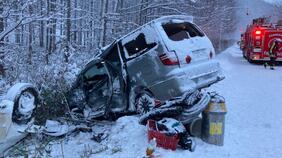 雪道の国道で乗用車同士が正面衝突…助手席の30代男性が死亡　それぞれの車は事故の衝撃で路外へ　北海道上川町|TBS NEWS DIG