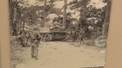 米軍が沖縄を侵攻する姿が克明に 慰霊の日を前に各地で沖縄戦のパネル
