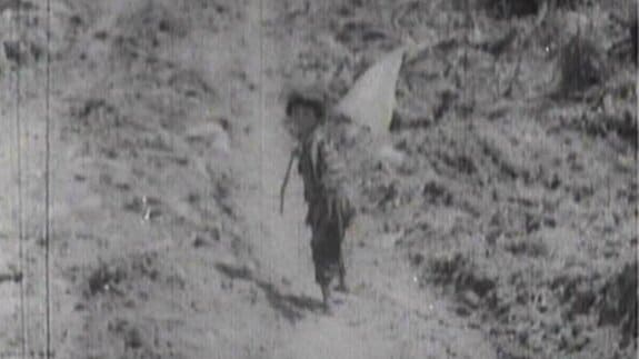 「白旗の少女」は今87歳－　食糧調達から戻らなかった父、逃げ惑った戦場で息絶えた兄…　7歳の少女は「命をつなげ」と託された白旗を手に壕を出た　|　沖縄のニュース｜RBC 琉球放送