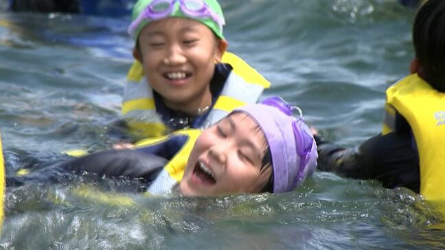 「楽しい 冷たい」小学生が海で初泳ぎ　さぬき市の景勝地 “津田の松原”で海水浴場の海開き【香川】|TBS NEWS DIG