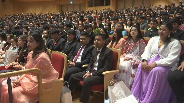 坪内総合ビジネスカレッジ卒業式　IT学科・国際自動車整備士科・国際日本語学科など10学科205人が学び舎巣立つ　ネパール・バングラデシュなどから来た留学生の姿も|TBS NEWS DIG