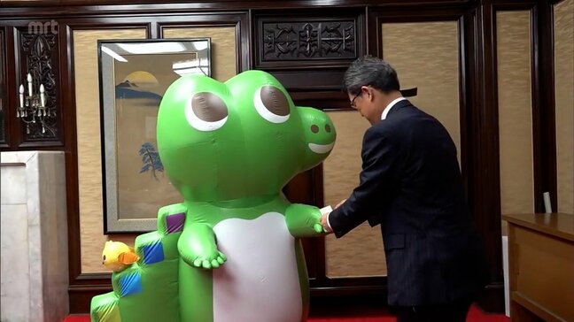 資産形成の重要性を呼びかけ　金融庁の公式キャラクター「ワニー参事官」が宮崎県庁を訪問|TBS NEWS DIG