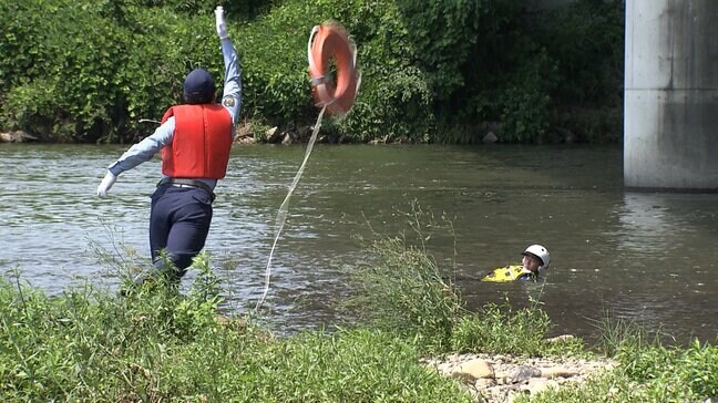 川遊びをしていた男性2人が流された想定で水難救助訓練　岡山県警と岡山河川事務所|TBS NEWS DIG