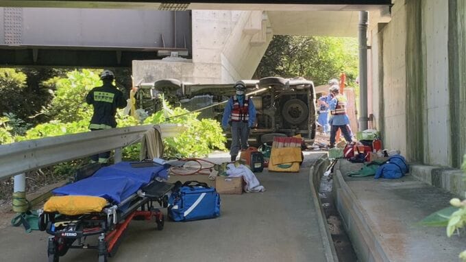 高速道路から車が転落、男性死亡　専門家「クッションドラムがジャンプ台になってしまった可能性」　分岐点の緩衝具に乗り上げ壁を越えたか　|　BSSニュース | BSS山陰放送
