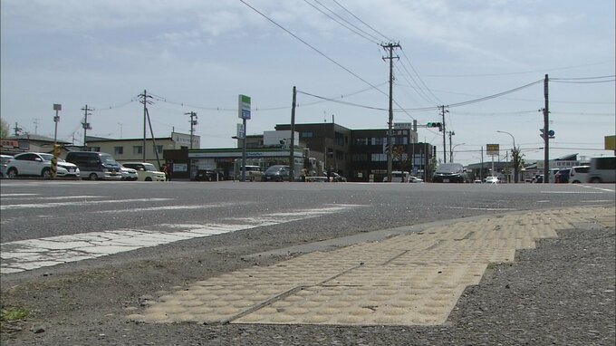 片側3車線・国道45号の交差点で「大型バイク」が「ライトバン」と衝突　バイク運転の54歳の男性が意識不明の重体　|　青森のニュース│ATV NEWS│青森テレビ