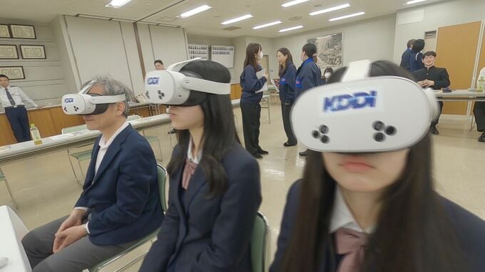 高校生の「ながらスマホ」危険です VRゴーグルで体験講習会 「スマホだけでなく、単語帳も見ちゃう」|TBS NEWS DIG