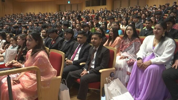 坪内総合ビジネスカレッジ卒業式　IT学科・国際自動車整備士科・国際日本語学科など10学科205人が学び舎巣立つ　ネパール・バングラデシュなどから来た留学生の姿も|TBS NEWS DIG
