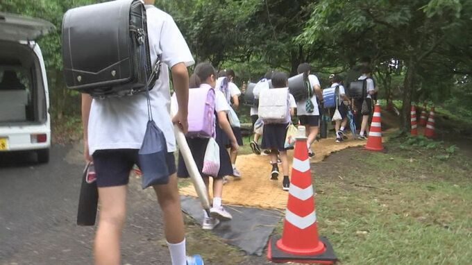 「年寄りは山越しができないわ」道路崩落で孤立から１週間　迂回路通り児童ら通学再開も残る不安　日御碕地区の現状は？　|　BSSニュース | BSS山陰放送