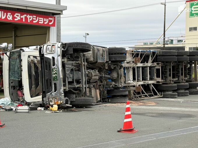 トレーラーがガソリンスタンドに突っ込み横転 運転していた60代男性が病院に運ばれる＝浜松市中央区|TBS NEWS DIG